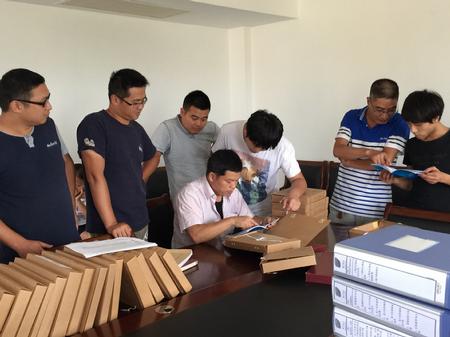 8月24日，检查组在柯城区检查高速工程项目档案。