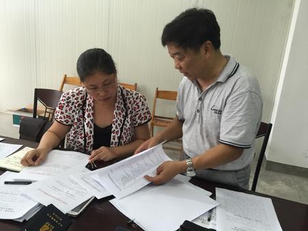 8月20日，检查组在开化县第一人民医院新建项目工地检查项目档案。