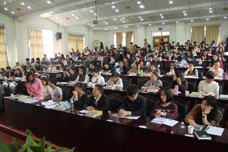 学员认真听课