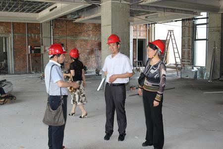 付炳旺局长向周茂树局长介绍新馆建设情况。