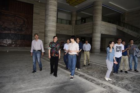何正芳副市长(前中)与王励副局长(左2)参观衢州市档案新馆 何正芳副市长(前中)与王励副局长(左2)参观衢州市档案新馆
