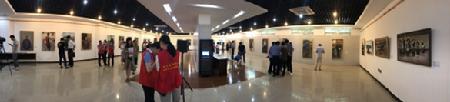 市民参观“五水共治”图画展 市民参观“五水共治”图画展