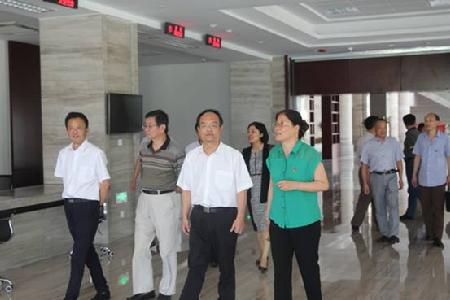 图为国家档案局副局长王绍忠（左三）、全国人大教科文卫委员文化室主任朱兵（左二），在市政府副市长王良春（左一）、市档案局副局长王励（左五）陪同下参观市档案馆查阅中心。