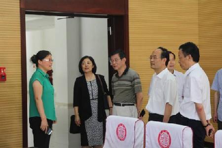 图为国家档案局副局长王绍忠（左四）、全国人大教科文卫委员文化室主任朱兵（左三）、国家档案局法规司副司长杜梅（左二），在市政府副市长王良春（右一）、市档案局副局长王励（左一）陪同下参观市档案馆报告厅。