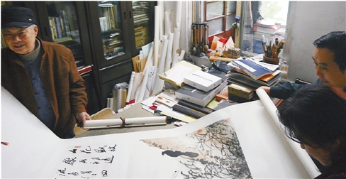 朱颖人展示他将在档案展上展出的画作.jpg