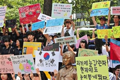 6月4日，韩国首尔，韩国慰安妇和民众在日本驻韩大使馆门前集会，要求日本政府承认并解决慰安妇问题。